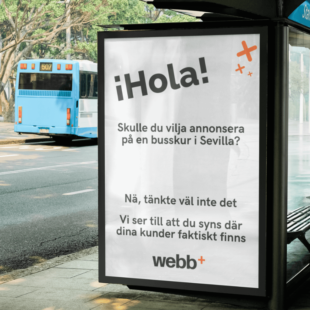En busshållsreklam med svensk text, med fetstilt "Hola!" högst upp, och en blå buss står mot en trädkantad gata. Texten lyfter fram en reklambyrås tjänster i Sevilla, som påminner om expertis från Webbyrå Stockholm.