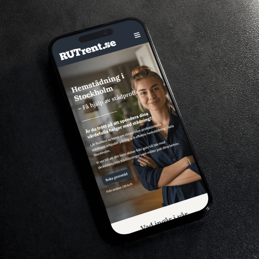 Smartphone på en mörk yta som visar en webbplats för RUTrent.se. Skärmen visar en bild på en leende person med korsade armar bredvid text om hemstädtjänster i Stockholm. Sajten är designad av Webbyrå Stockholm och har en menyikon uppe till höger.