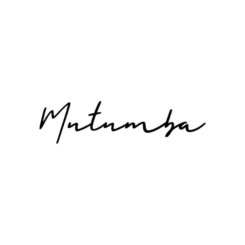 Ordet "Mitumba" skrivet i ett svart, kursivt, handskrivet typsnitt på en vit bakgrund.
