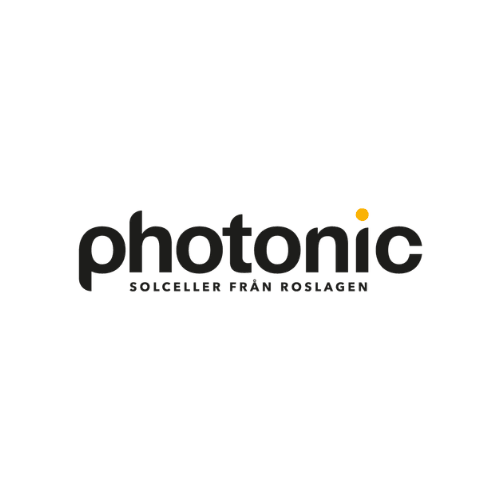 Logotypen innehåller ordet "photonic" i feta svarta gemener, med punkten ovanför "i" i gult. Nedanför, i mindre svart text, står det "SOLCELLER FRÅN ROSLAGEN". Bakgrunden är vit.