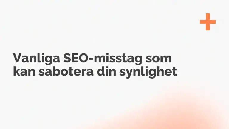 Text med texten "Vanliga SEO-misstag som kan sabotera din synlighet" på svenska, som betyder "Vanliga SEO-misstag som kan sabotera din synlighet", med en enkel design med ett litet orange kors på en vit och ljus persikabakgrund, vilket framhäver vikten av effektiv SEO.